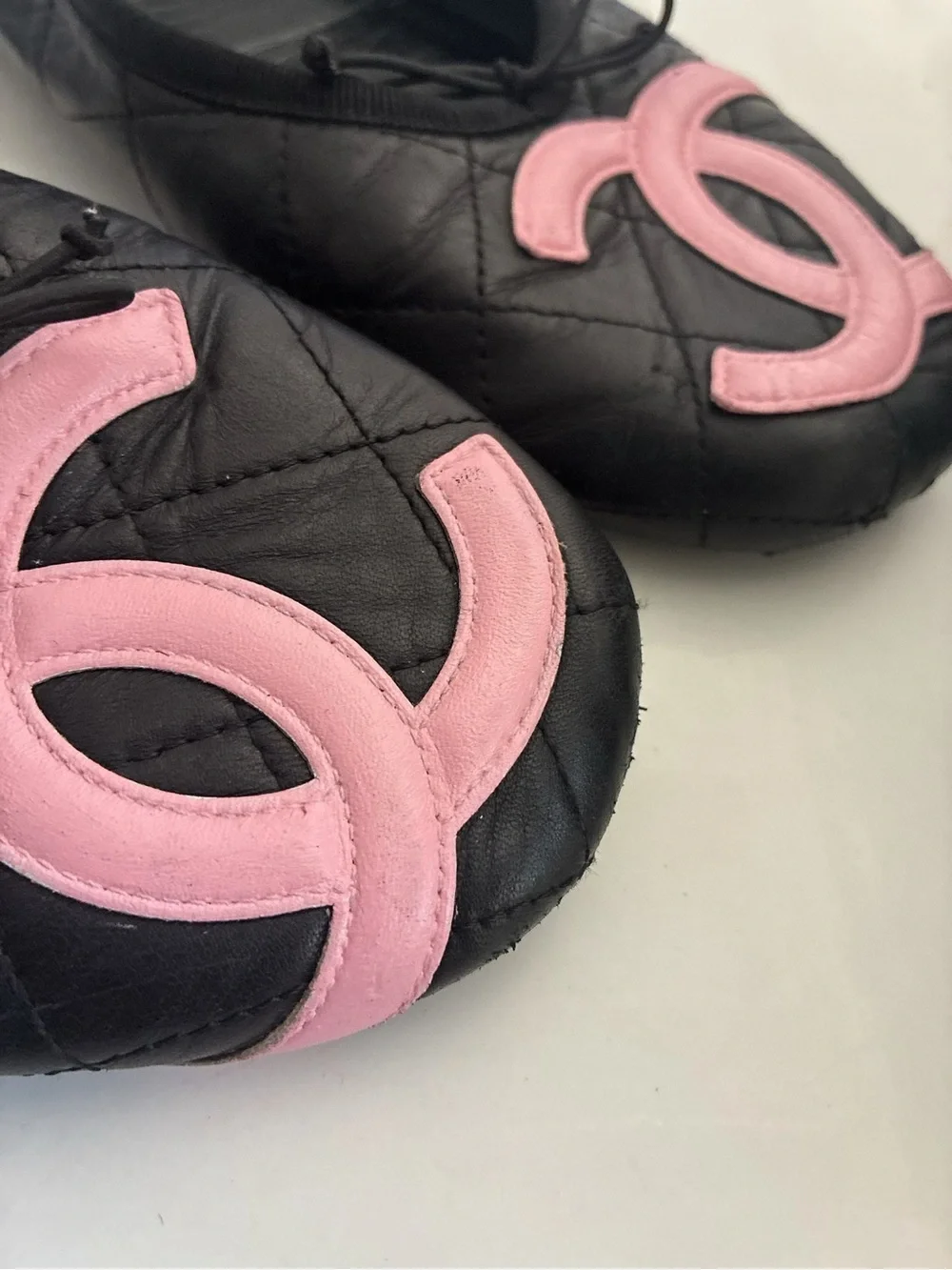 CHANEL cambon Black Leather Ballet Flats with Pink CC Emblems